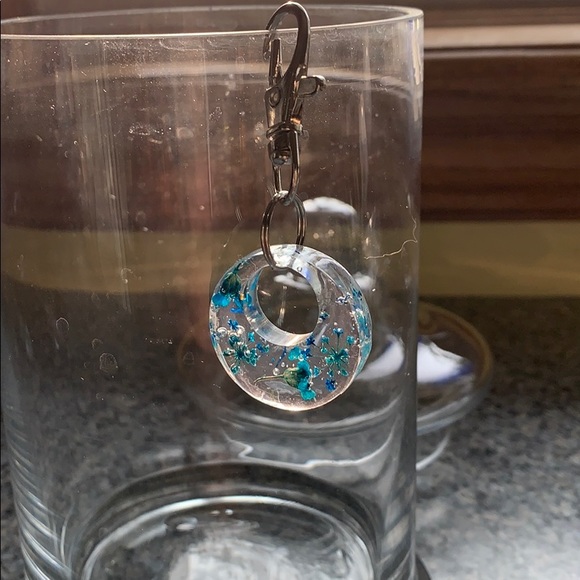 Clear acrylic charm - Picture 3 of 3